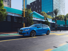 Bilde av BMW 1-serie som kjører i fargerike omgivelser