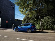 Bilde av BMW 2-serie Active Tourer som står parkert ved vei