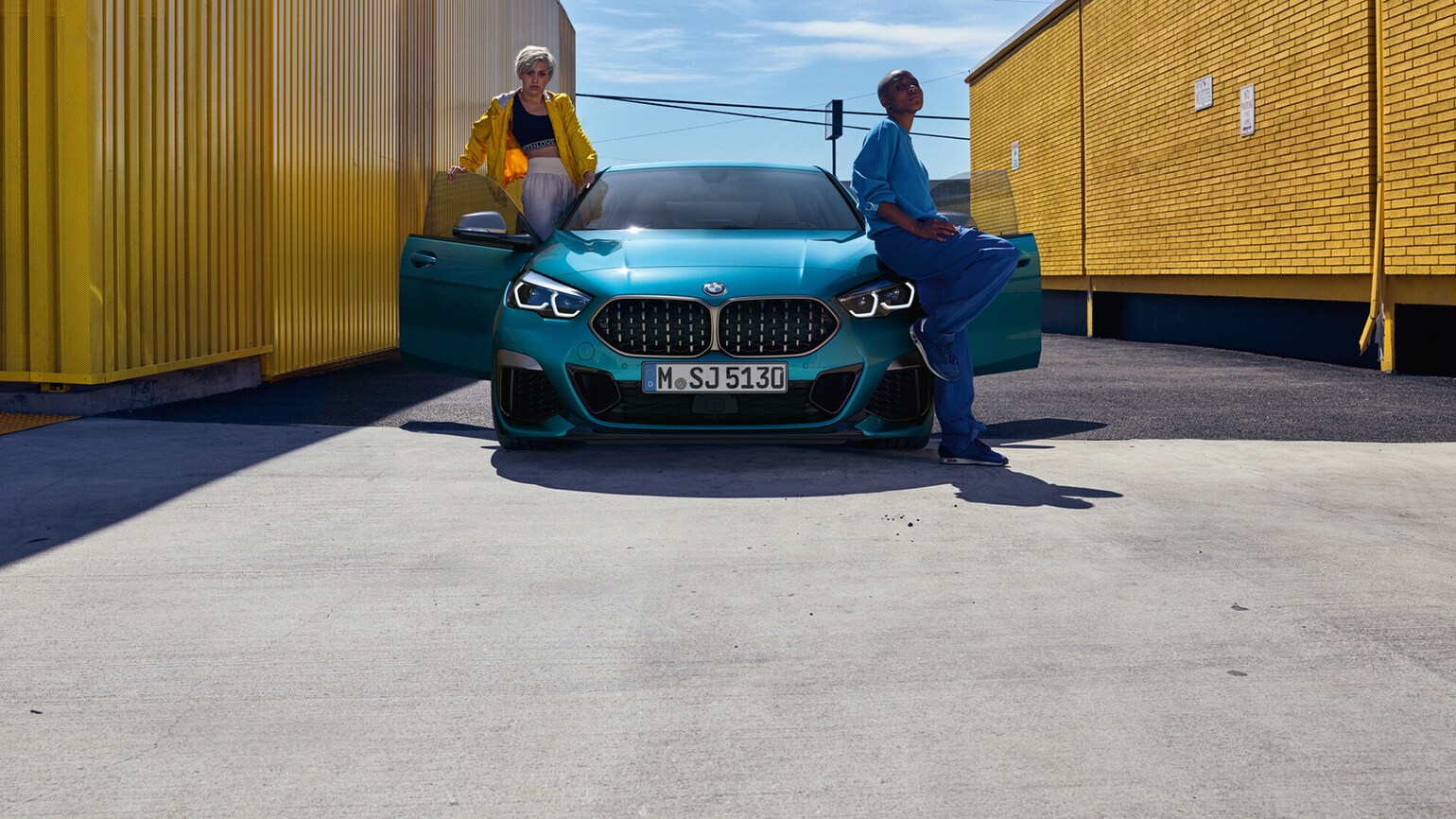 Bilde av to personer med en BMW 2-serie