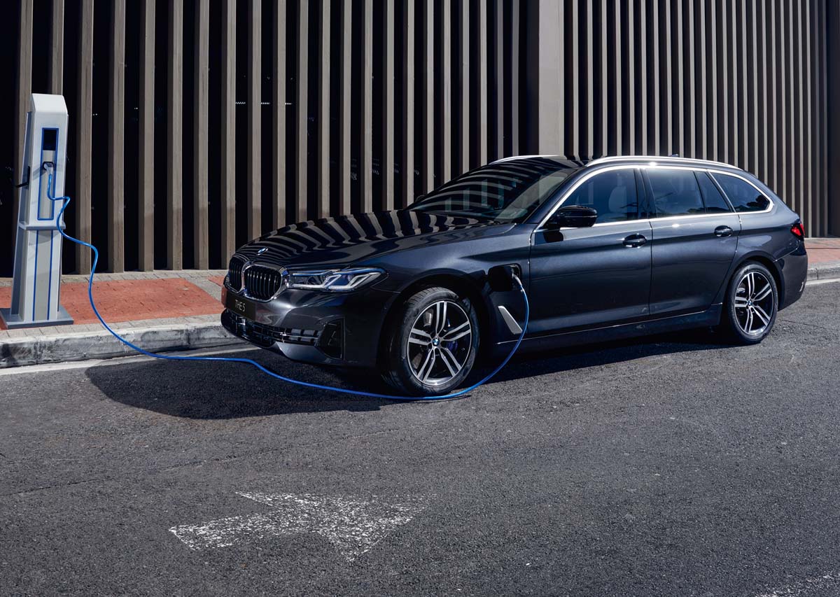 Bilde av BMW 5-serie Touring Plug-in Hybrid som lader