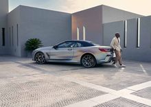 Bilde av BMW 8-serie Cabriolet og mann