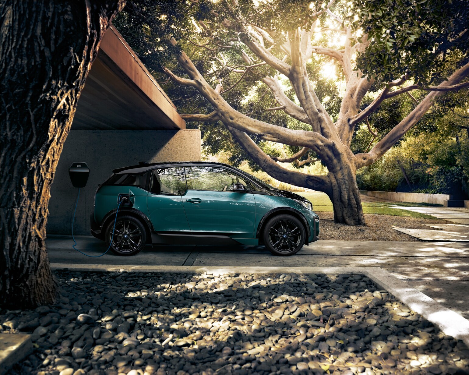 Bilde av en BMW i3 som står til lading Bilde av en BMW i3 som står til lading