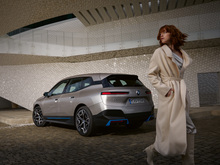 Bilde av en kvinne og en BMW iX