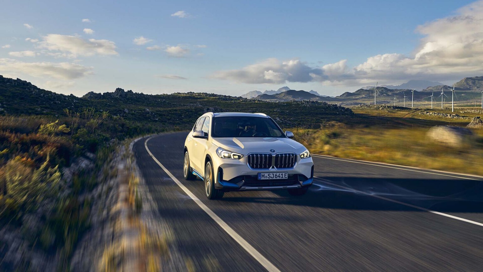 Bilde av BMW iX1 på vei