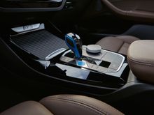Bilde av midtkonsollen på BMW iX3
