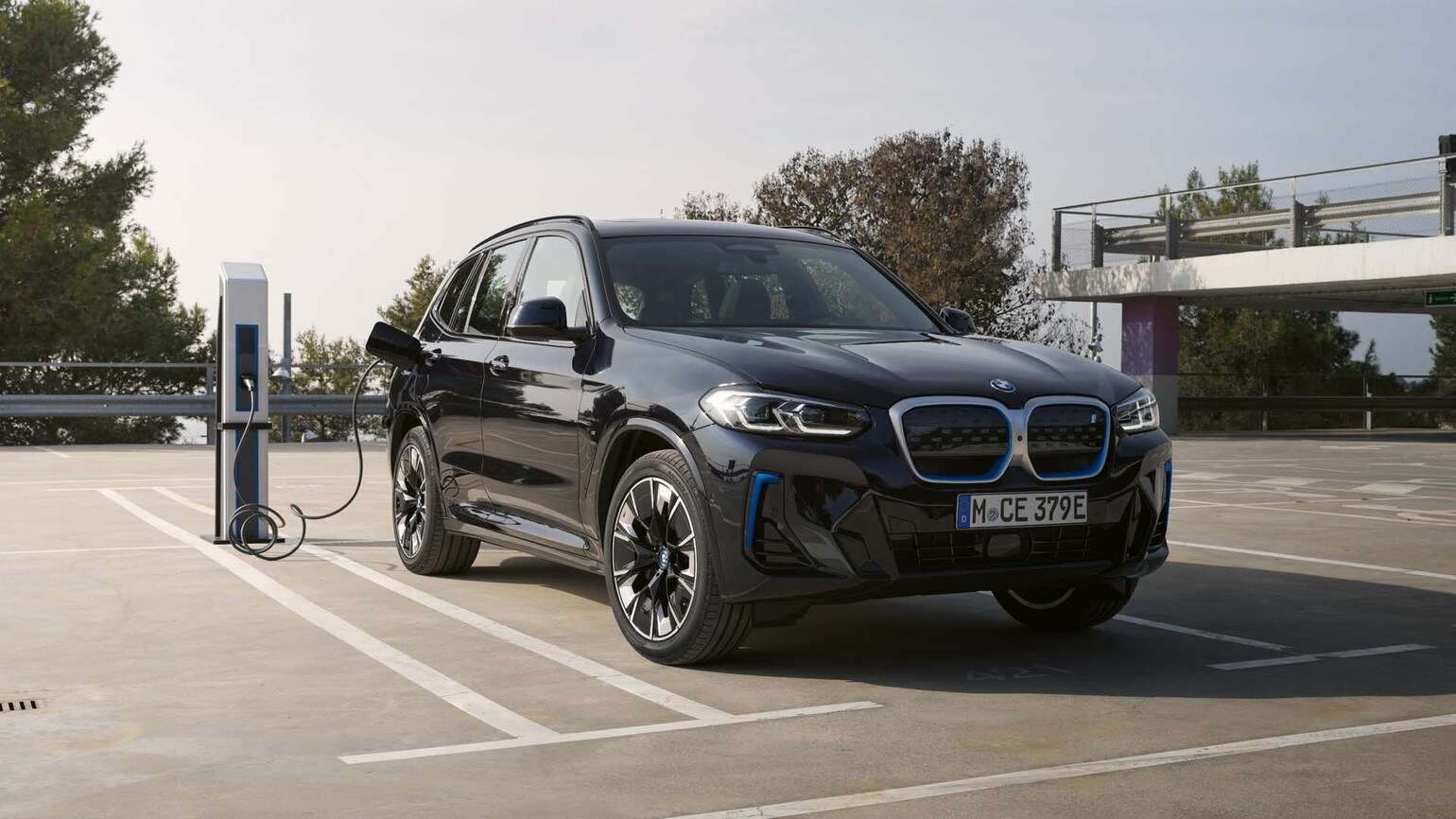 Bilde av BMW iX3 som lader Bilde av BMW iX3 som lader