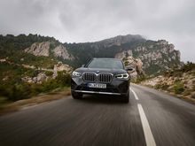 FrontbIlde av BMW X3 på vei