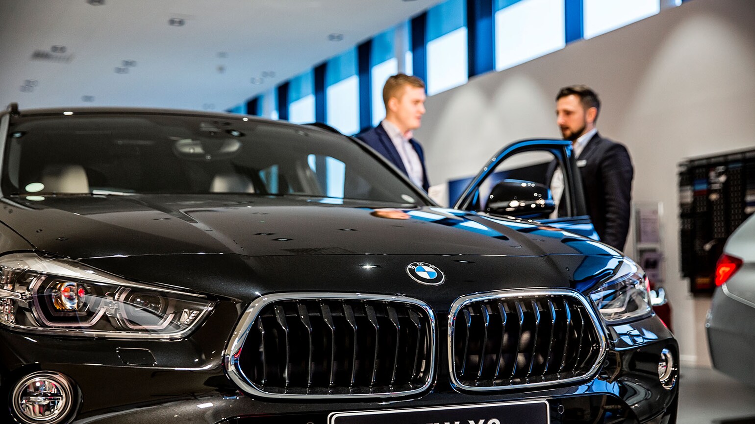 Bilde av selgere og en BMW M440i Bilde av selgere og en BMW M440i