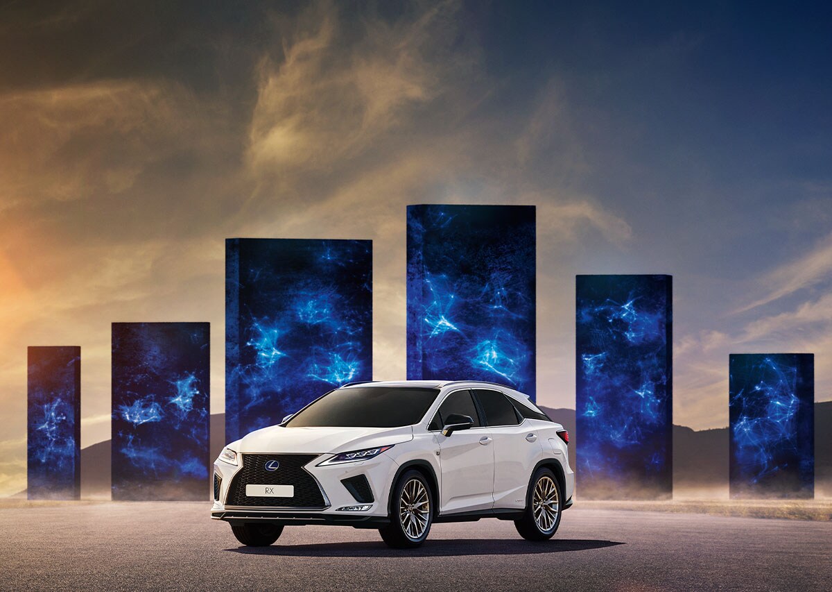 Bilde av hvit Lexus RX 450h. Man ser fronten og venstre side.