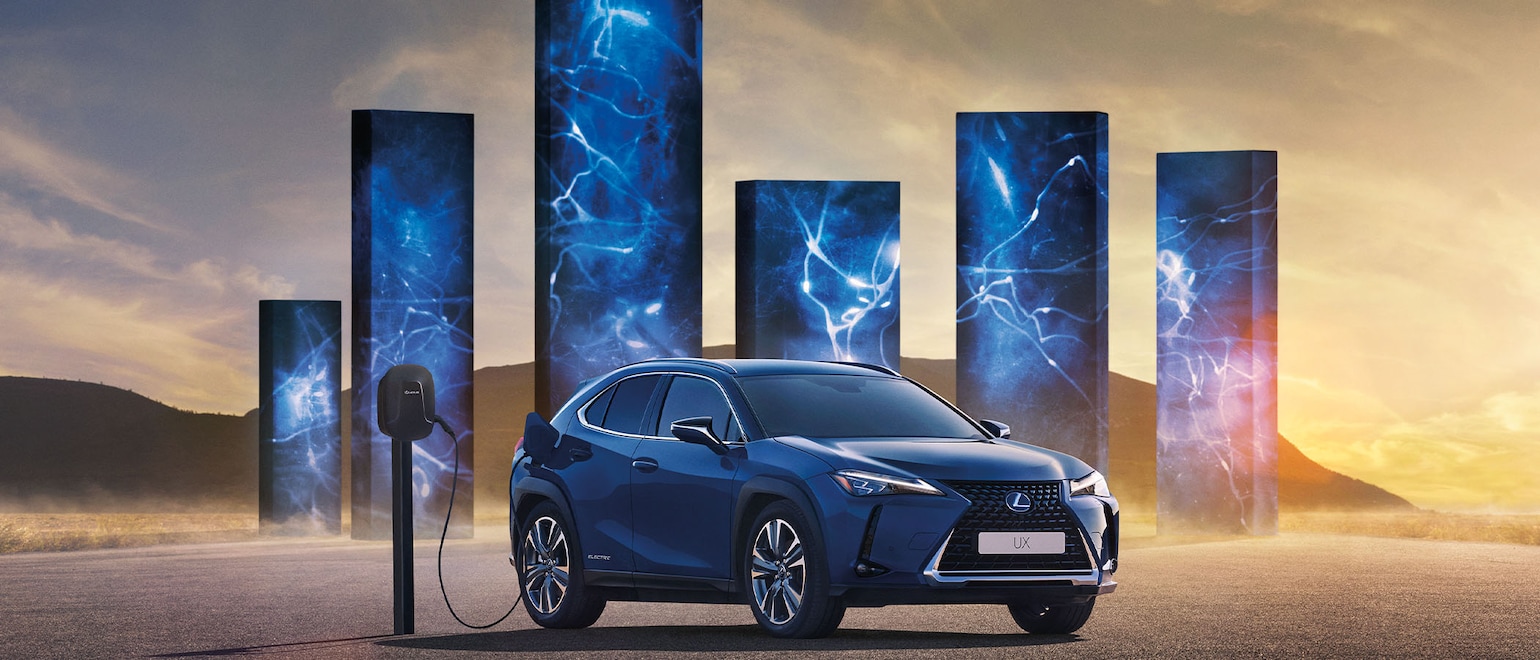Bilde av blå Lexus UXe. Man ser høyre side og front.