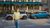 Bilde av kvinne i gaten med to MINI Cooper i bakgrunnen