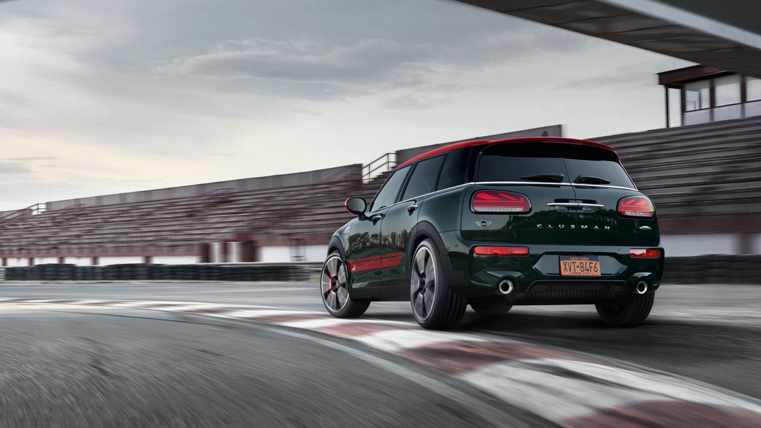 Bilde av MINI John Cooper Works som kjører på bane
