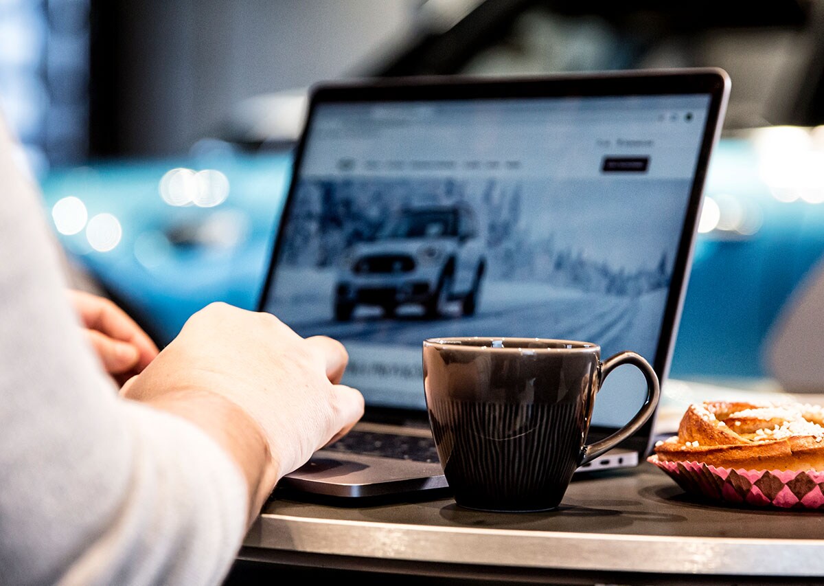 Bilde av person som benytter seg av MINI-siden online Bilde av person som benytter seg av MINI-siden online