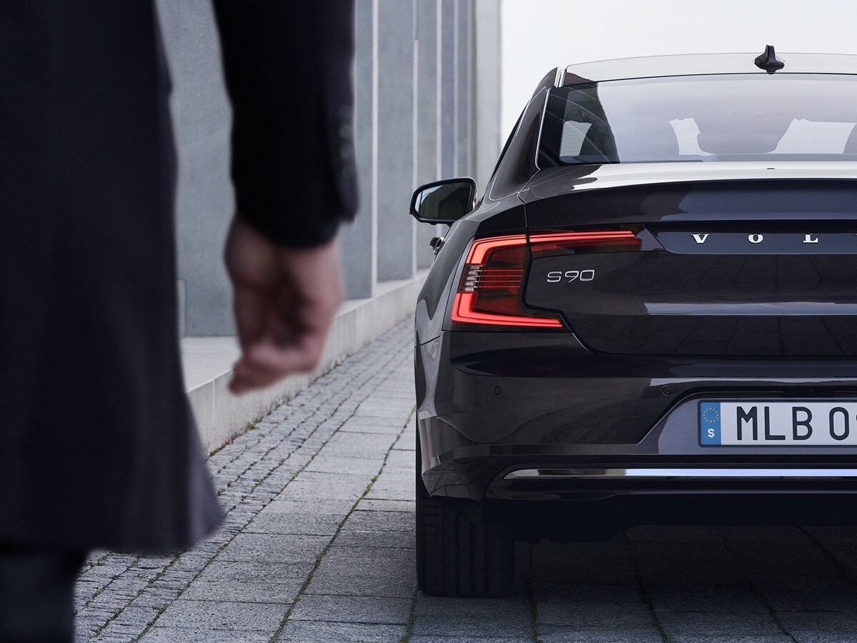 Bilde av baksiden på en Volvo S90 Mildhybrid