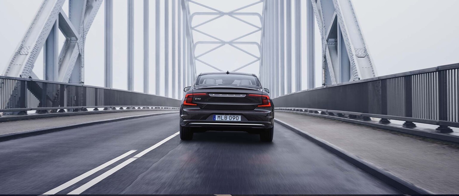 Bilde av en Volvo som kjører på en bro