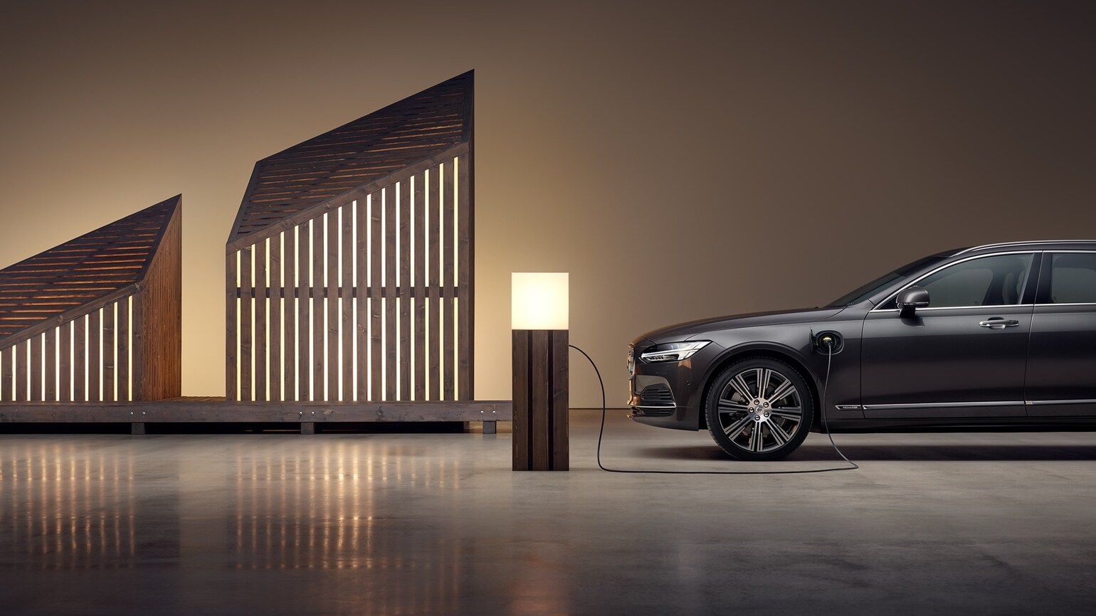 Bilde av Volvo V90 Recharge som lader Bilde av Volvo V90 Recharge som lader