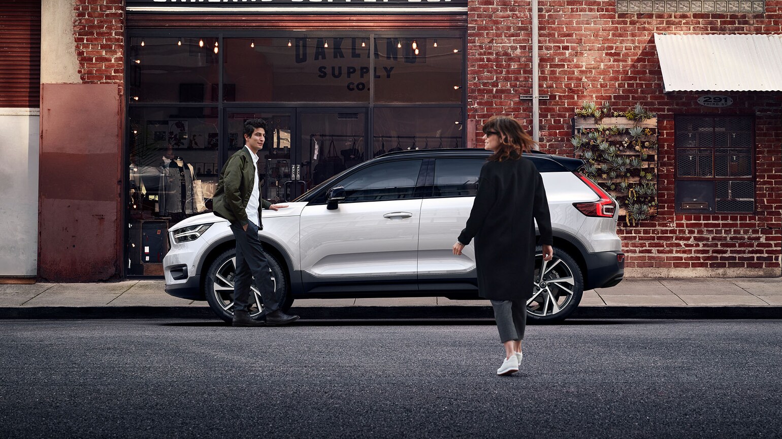 Bilde av en mann og en dame med en Volvo XC40 i gaten