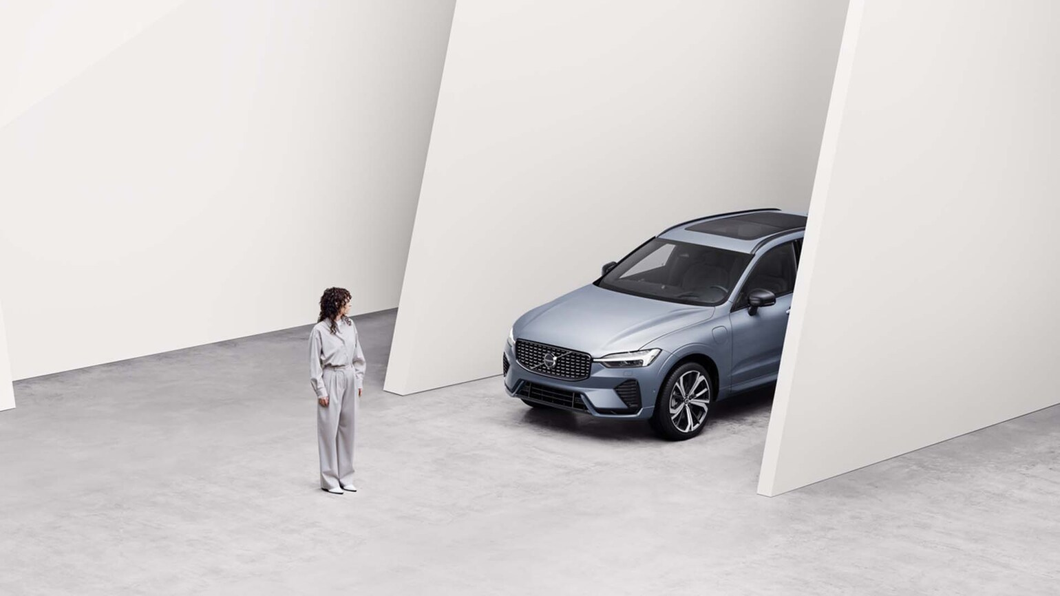 Dame foran Volvo XC60