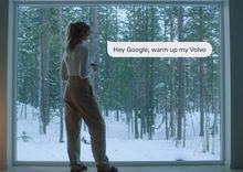 Kvinne snakker til Google Home Volvo Bilia