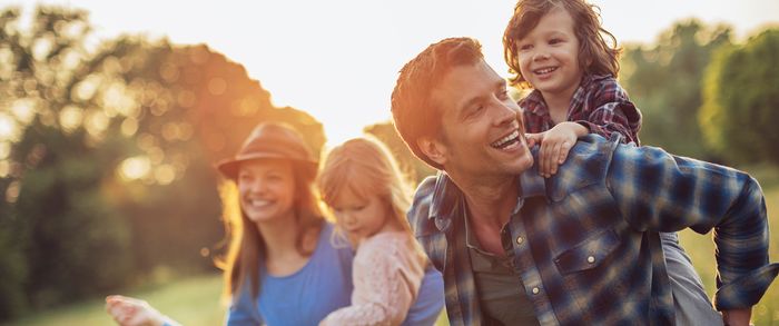 Bilde av glad familie om sommeren Bilde av glad familie om sommeren