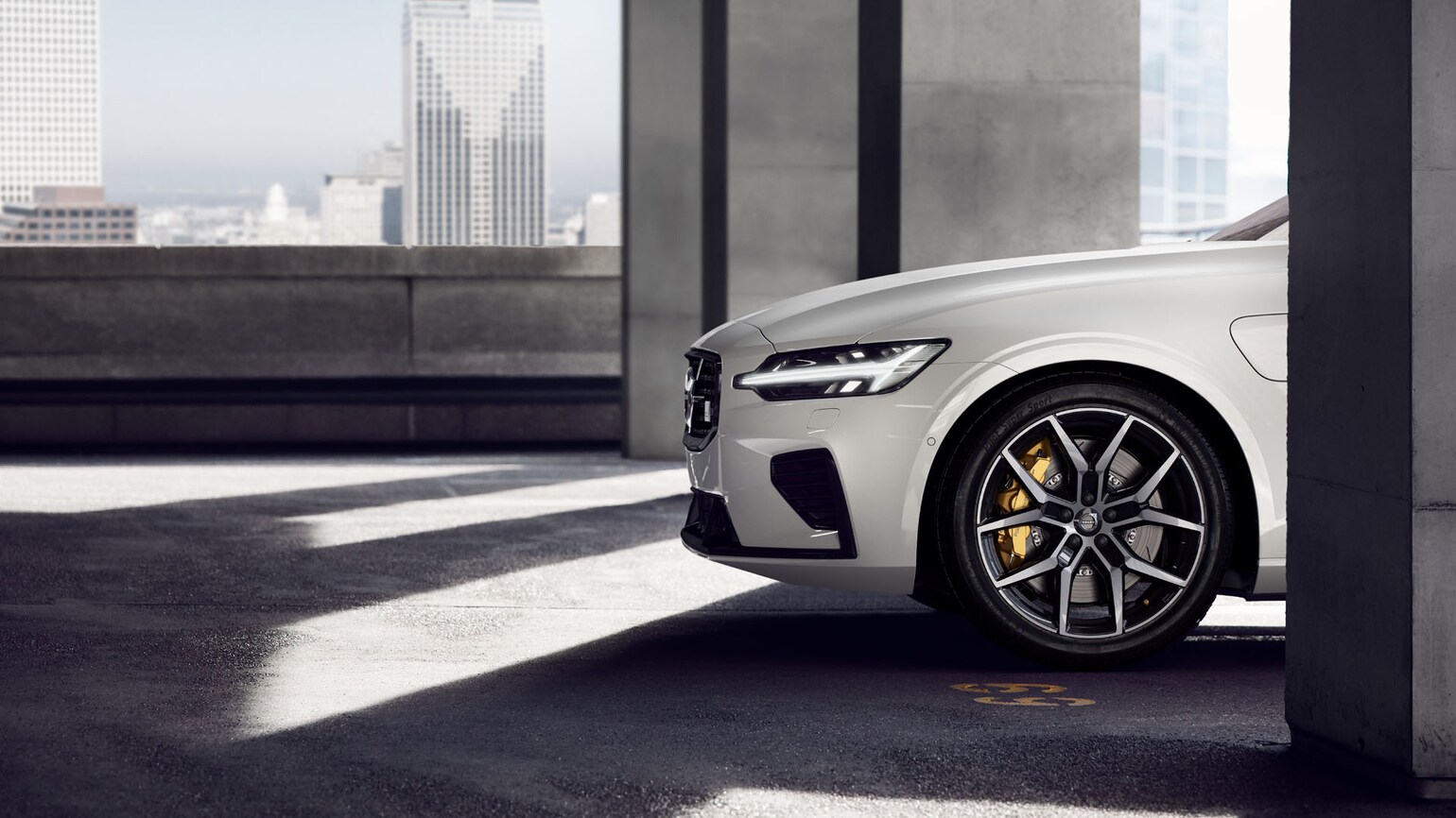 Bilde av fronten på en Polestar Bilde av fronten på en Polestar