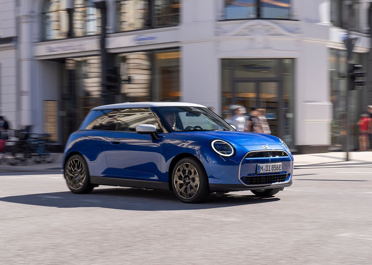 Mini Cooper SE fra siden