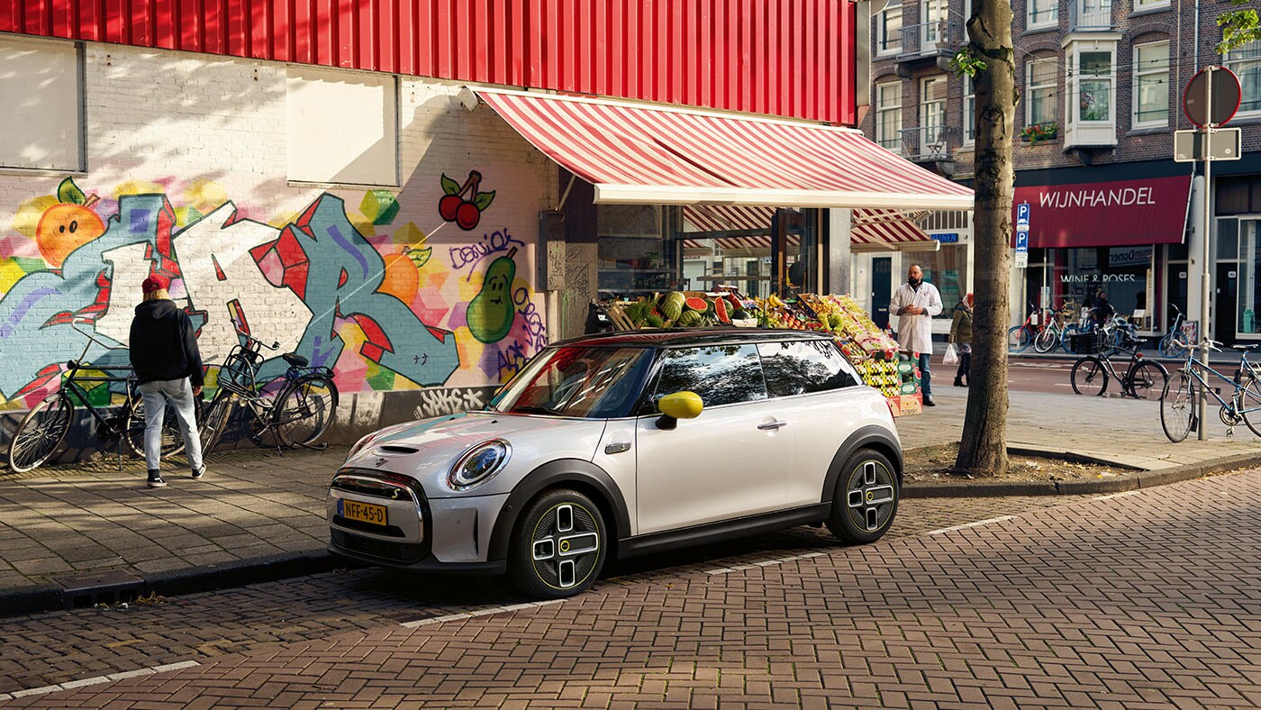 Bilde av en MINI Cooper SE i gaten Bilde av en MINI Cooper SE i gaten