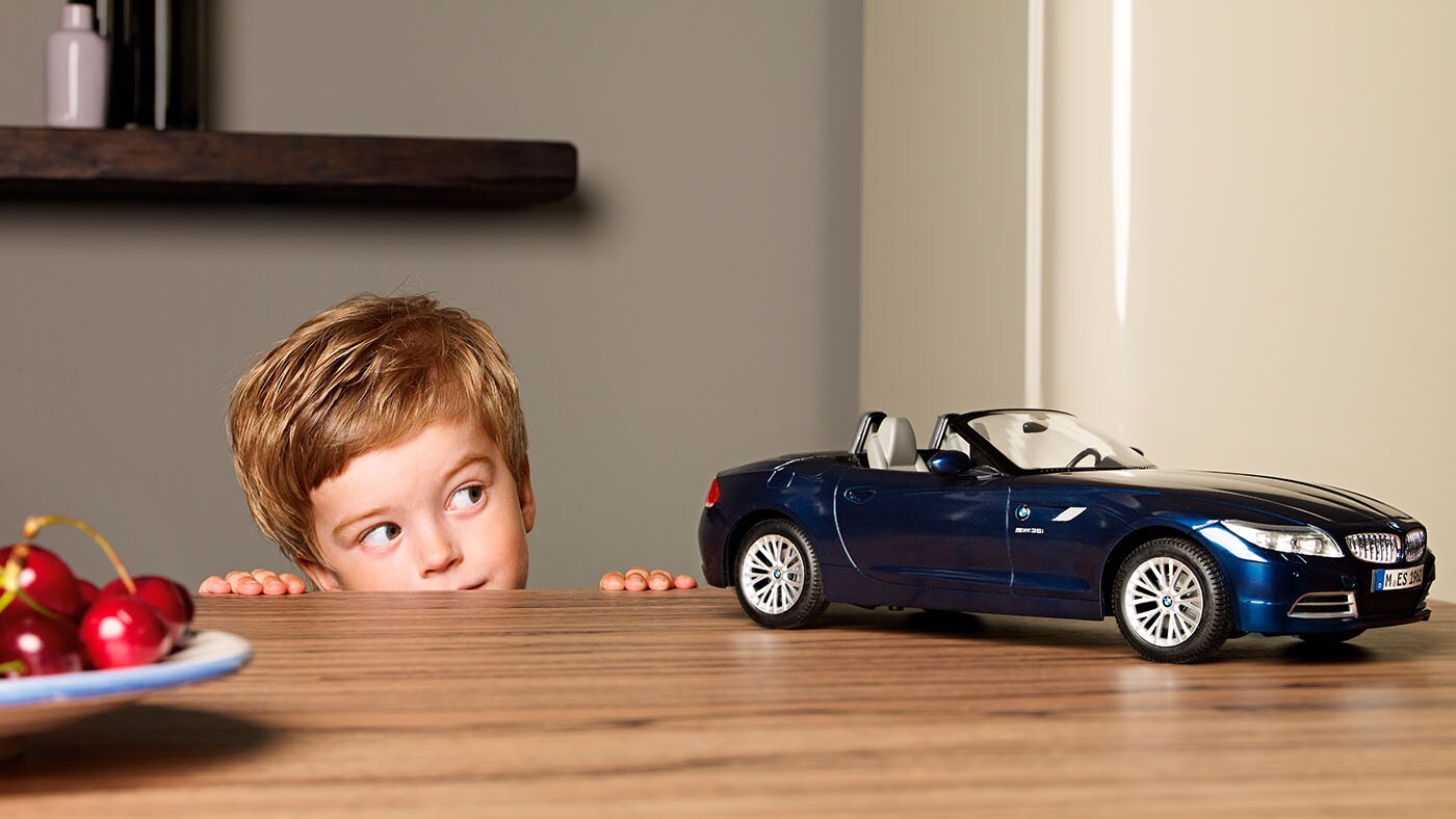 Bilde av gutt med BMW modellbil