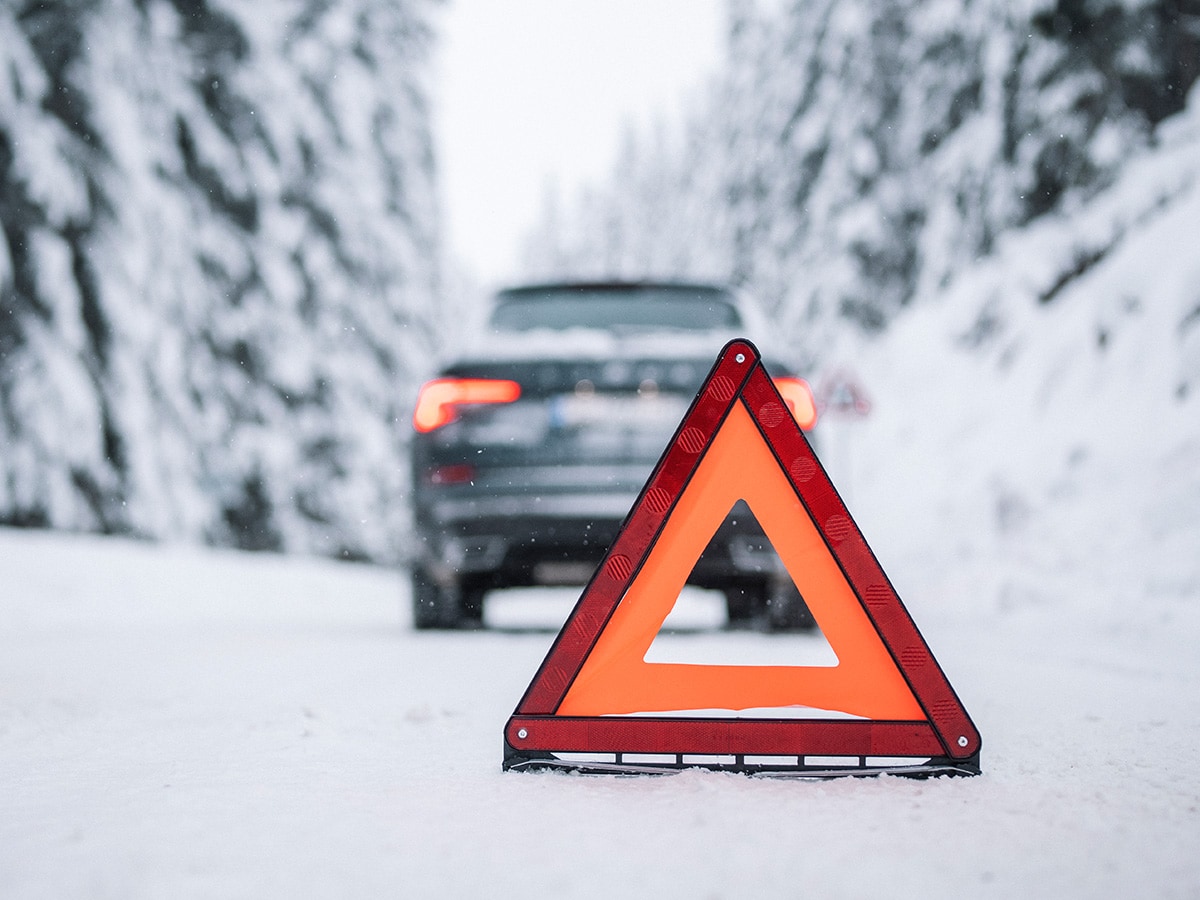 Varseltrekant på snødekt vei Varseltrekant på snødekt vei