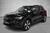 Bild 1 av 39. Elegant svart SUV med LED-frontlys og karakteristiske aluminiumsfelger.