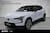 Bild 1 av 39. Elegant hvit SUV med LED-lys og stilfull kontrasttak