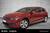 Bild 1 av 36. 2022 Volkswagen Golf Life med 1.0 eTSI bensinmotor på 122 hk, forhjulsdrift og automatgir i rød metallic.