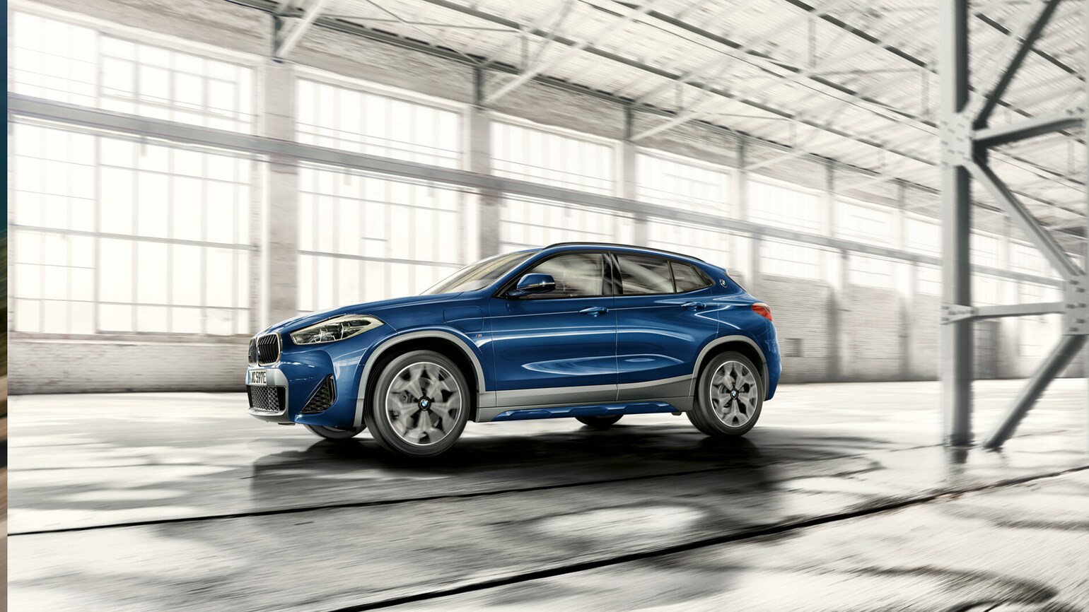 Bilde av BMW X2 xDrive25e i en hall Bilde av BMW X2 xDrive25e i en hall