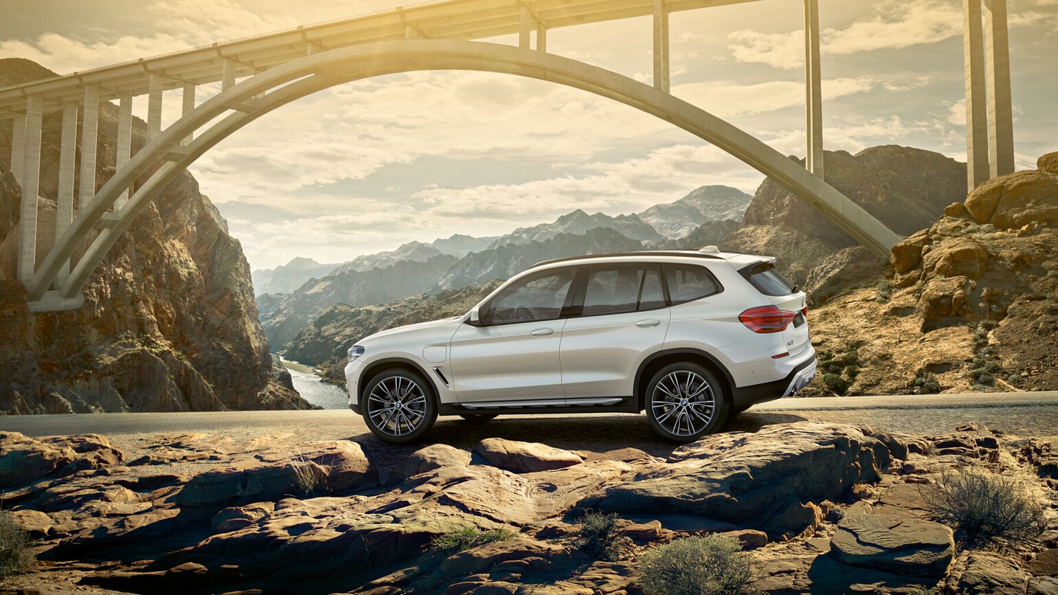Bilde av BMW X3 på veien