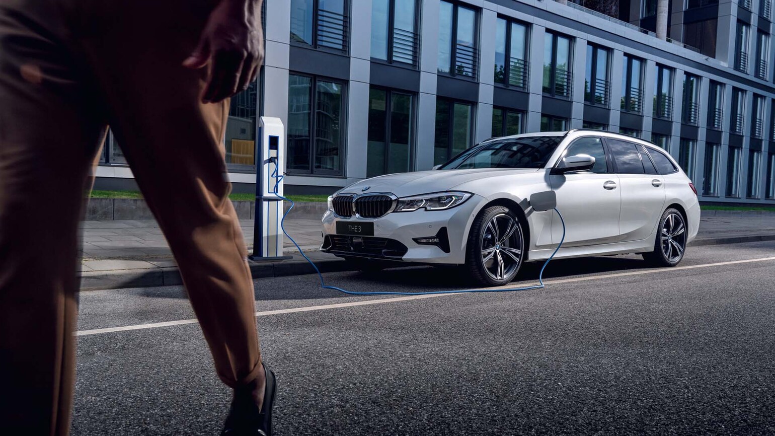 Bilde av BMW 330e som lades Bilde av BMW 330e som lades