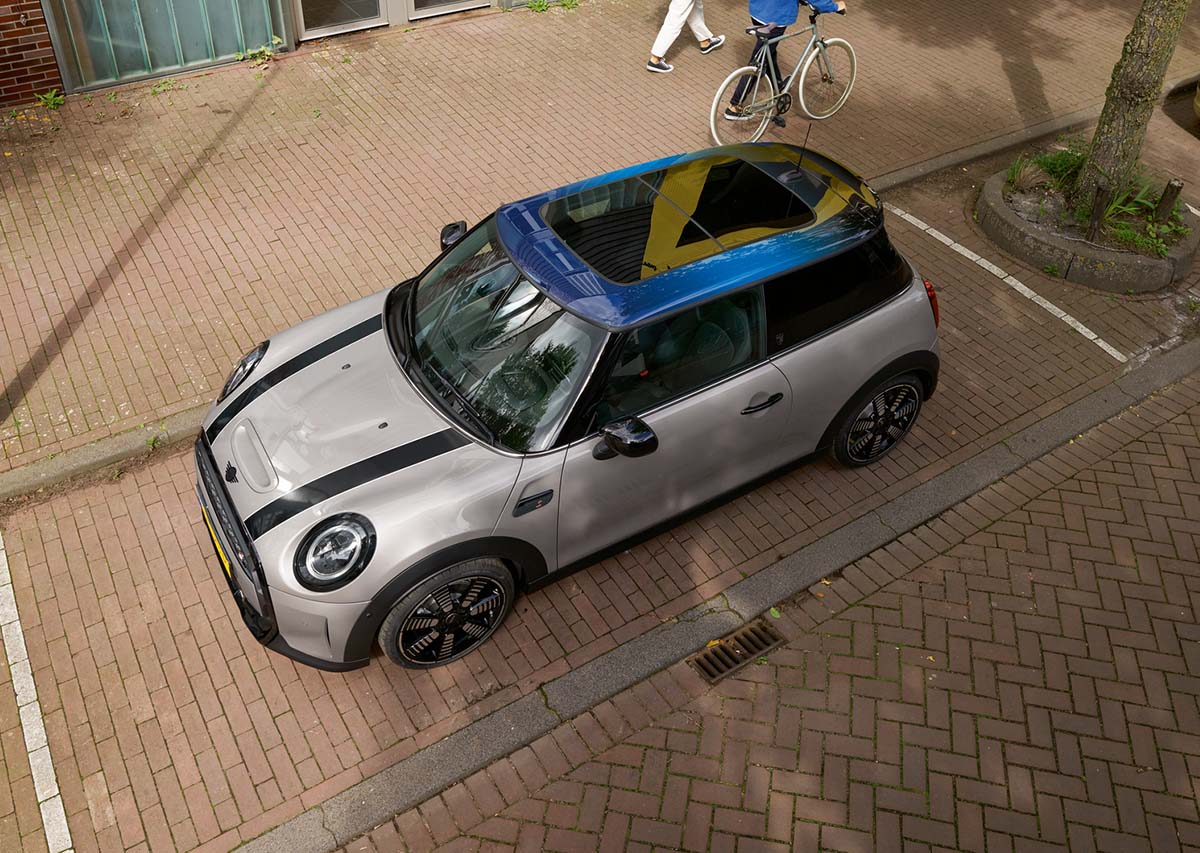 Bilde av en parkert MINI 