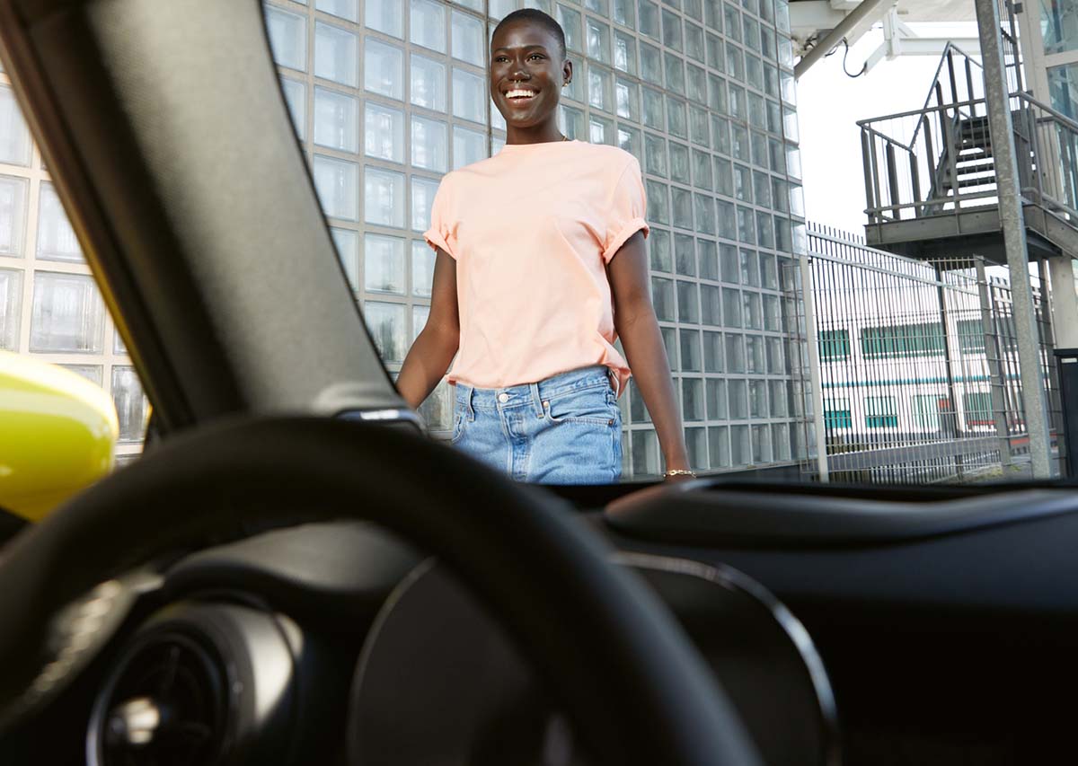 Fornøyd kvinne og interiøret av MINI Cooper SE