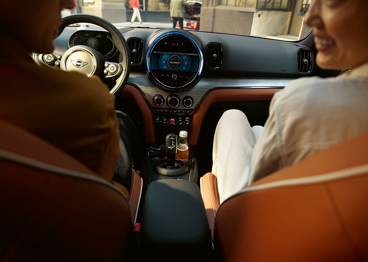 Bilde av mann og smilende kvinne i MINI Countryman Bilde av mann og smilende kvinne i MINI Countryman