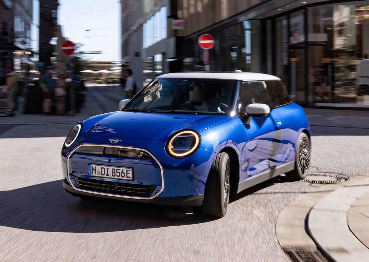 Nye MINI Cooper SE i sving