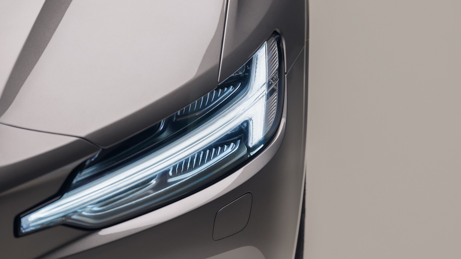 Bilde av frontlykten på Volvo V60 Recharge Bilde av frontlykten på Volvo V60 Recharge