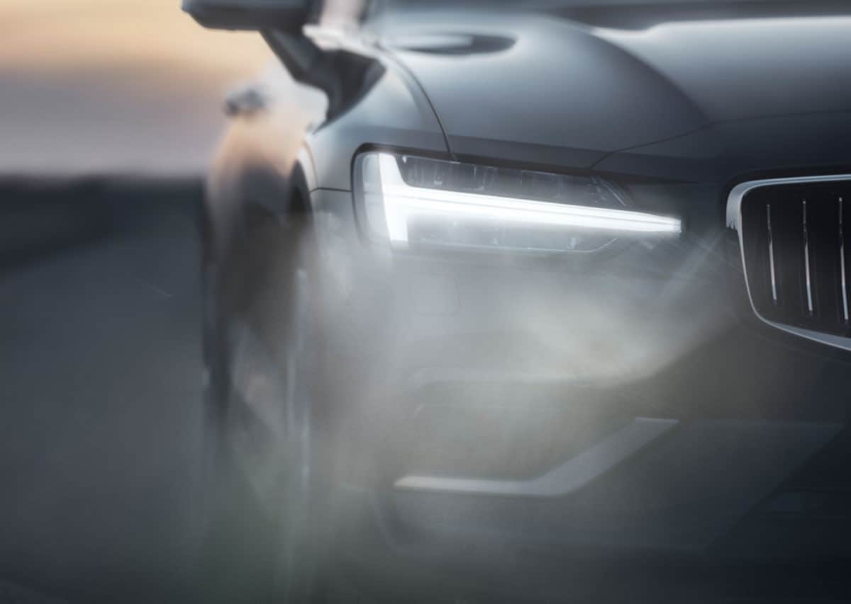 Bilde av frontlykten på en Volvo V60 Recharge
