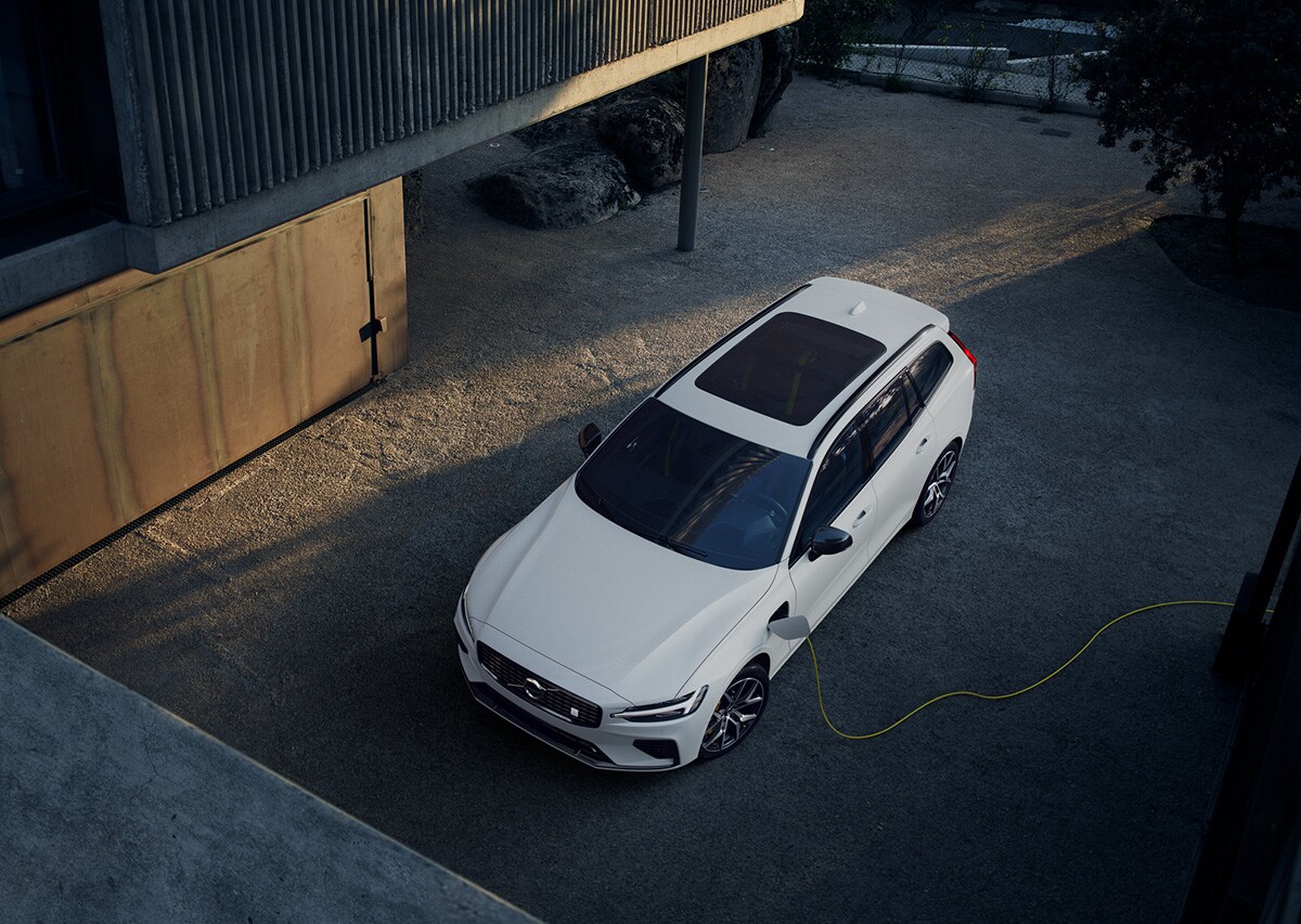 Bilde av Volvo V60 som lader ved et hus Bilde av Volvo V60 som lader ved et hus