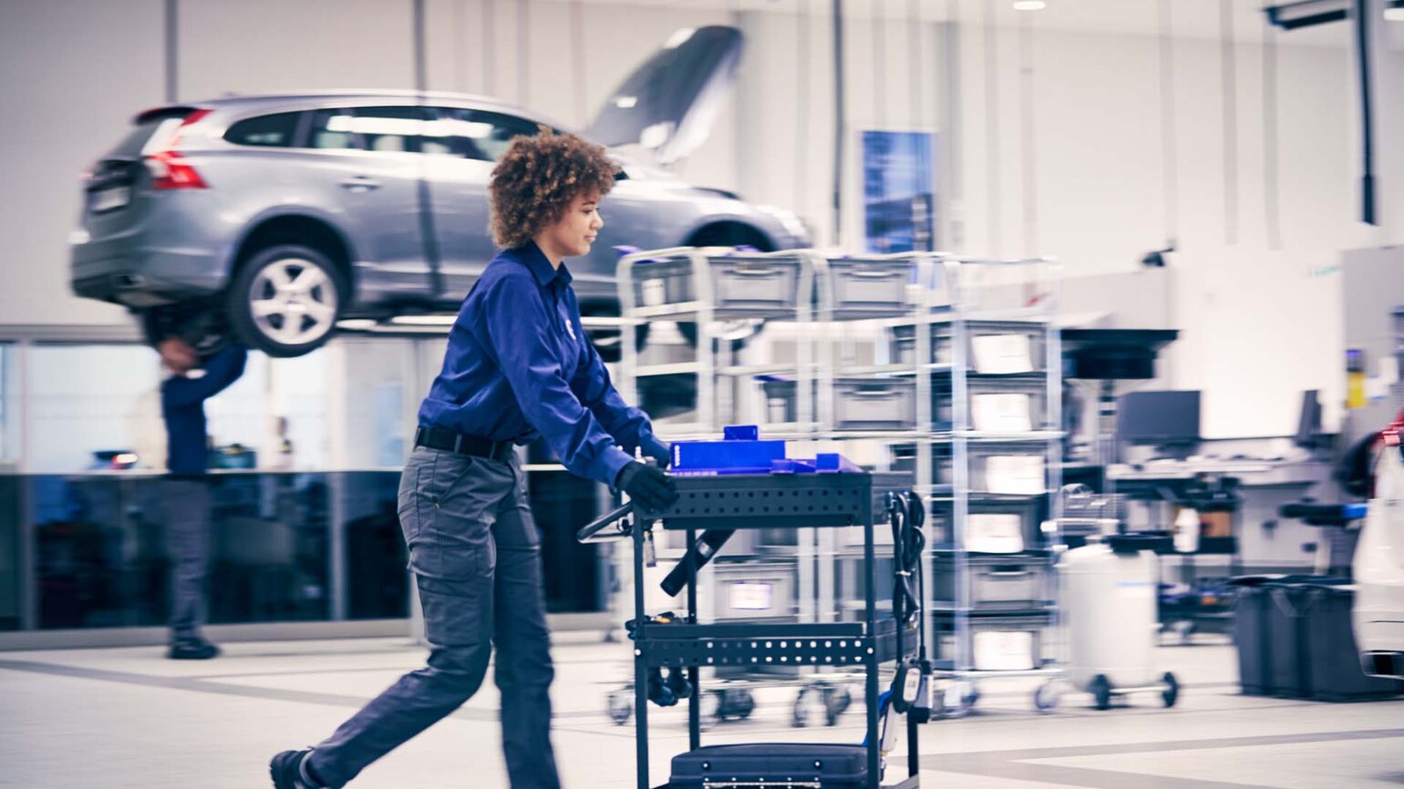 Bilde av to Volvo-teknikere i arbeid hos Bilia Bilde av to Volvo-teknikere i arbeid hos Bilia
