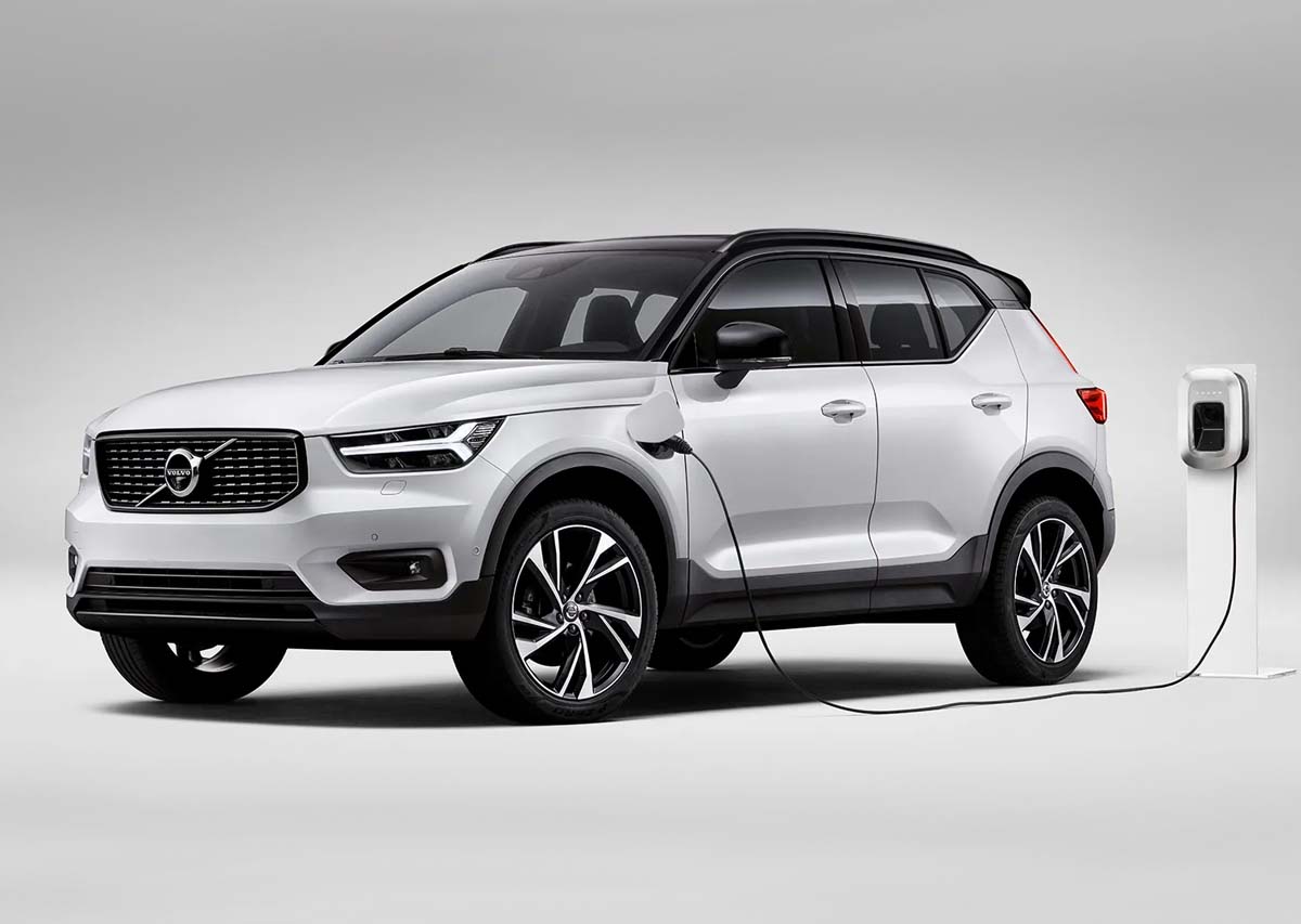 Bilde av en volvo som lader